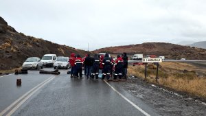 En cuarentena y sin sus sueldos, mineros de Andacollo siguen cortando la ruta