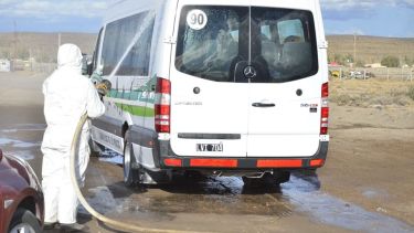 Al llegar a Los Menucos, el vehículo que transportó a los jóvenes fue desinfectado en el  Nodo de Cargas y Transporte para poder ingresar a la localidad. (Foto: municipalidad de Los Menucos)