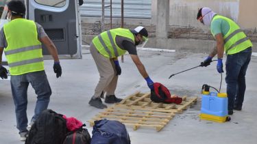 El equipaje de los jóvenes que llegaron a  Los Menucos, también fue desinfectado. (Foto: municipalidad de Los Menucos)