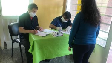 Antes de empezar a cumplir la cuarentena obligatoria en sus hogares, los jóvenes tuvieron que pasar por el hospital "Dr. Néstor Perrone" de Los Menucos para los exámenes médicos de rigor. (Foto: Municipalidad de Los Menucos).