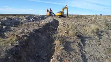 En la zona de Ramos Mexia, la dureza del terreno obliga a utilizar maquinas especiales para romper la roca. (Foto: gentileza)
