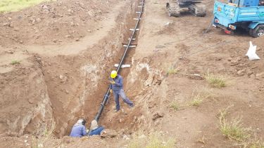 En los distintos tramos, se realizan trabajos de empalmes y soterramiento de caños. (Foto: gentileza).