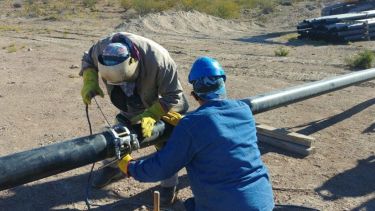 Los trabajos de soldaduras requieren de personas especializado que llegó a la Región Sur desde distintas provincias. (Foto: gentileza)