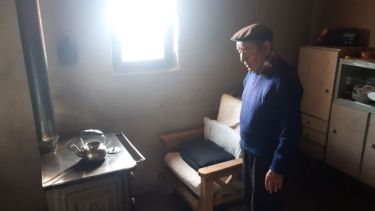 Don Gregorio Mariguan (82 años) se siente más protegido en el campo, junto a su esposa e hijo, ante la pandemia. (Foto: José Mellado)