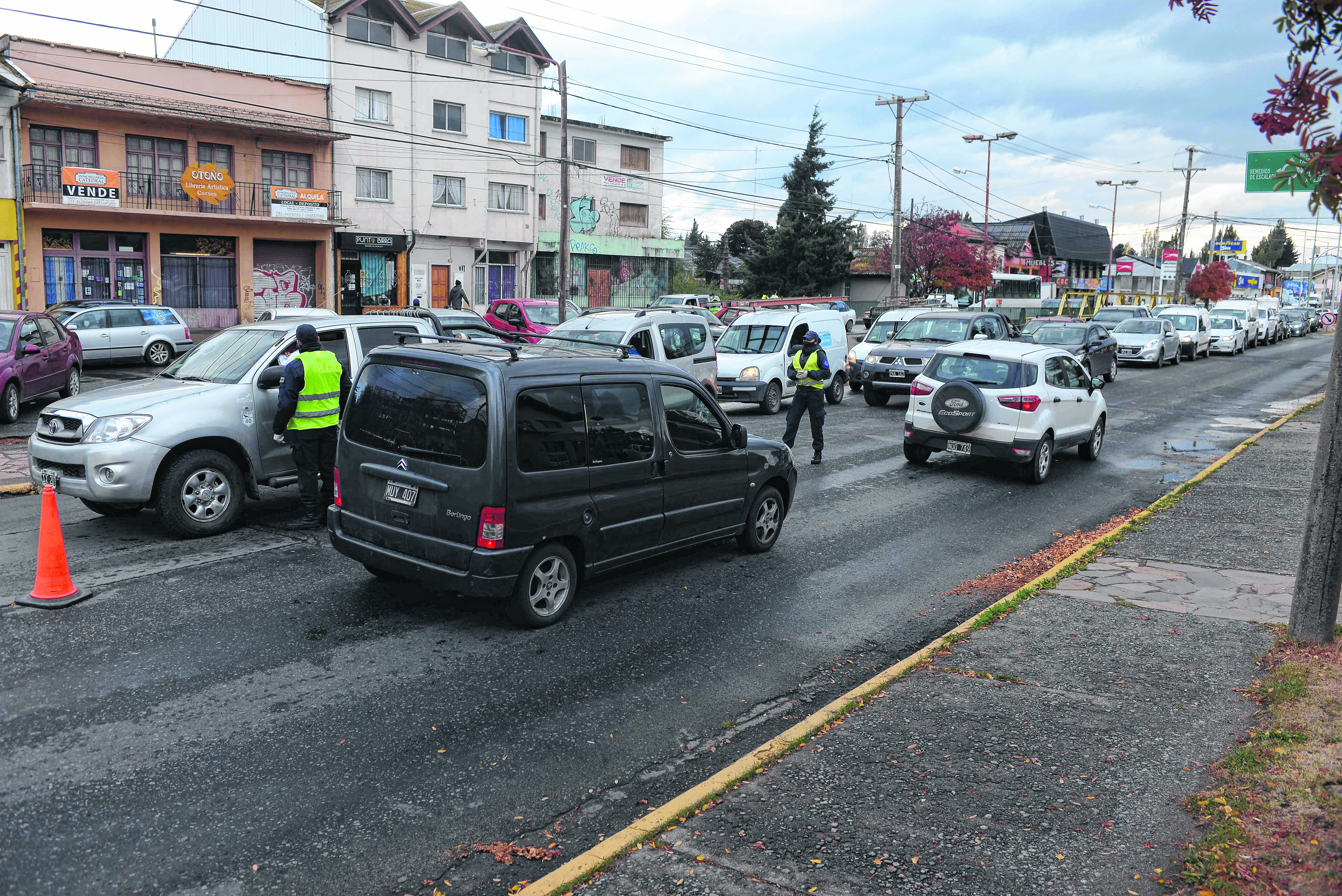 Uno de los sospechosos intentó escapar en un vehículo por la avenida 12 de Octubre de Bariloche y lo interceptaron en una rotonda del Ñireco. (Foto de archivo de Alfredo Leiva)