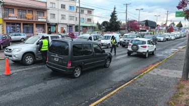 Uno de los sospechosos intentó escapar en un vehículo por la avenida 12 de Octubre de Bariloche y lo interceptaron en una rotonda del Ñireco. (Foto de archivo de Alfredo Leiva)