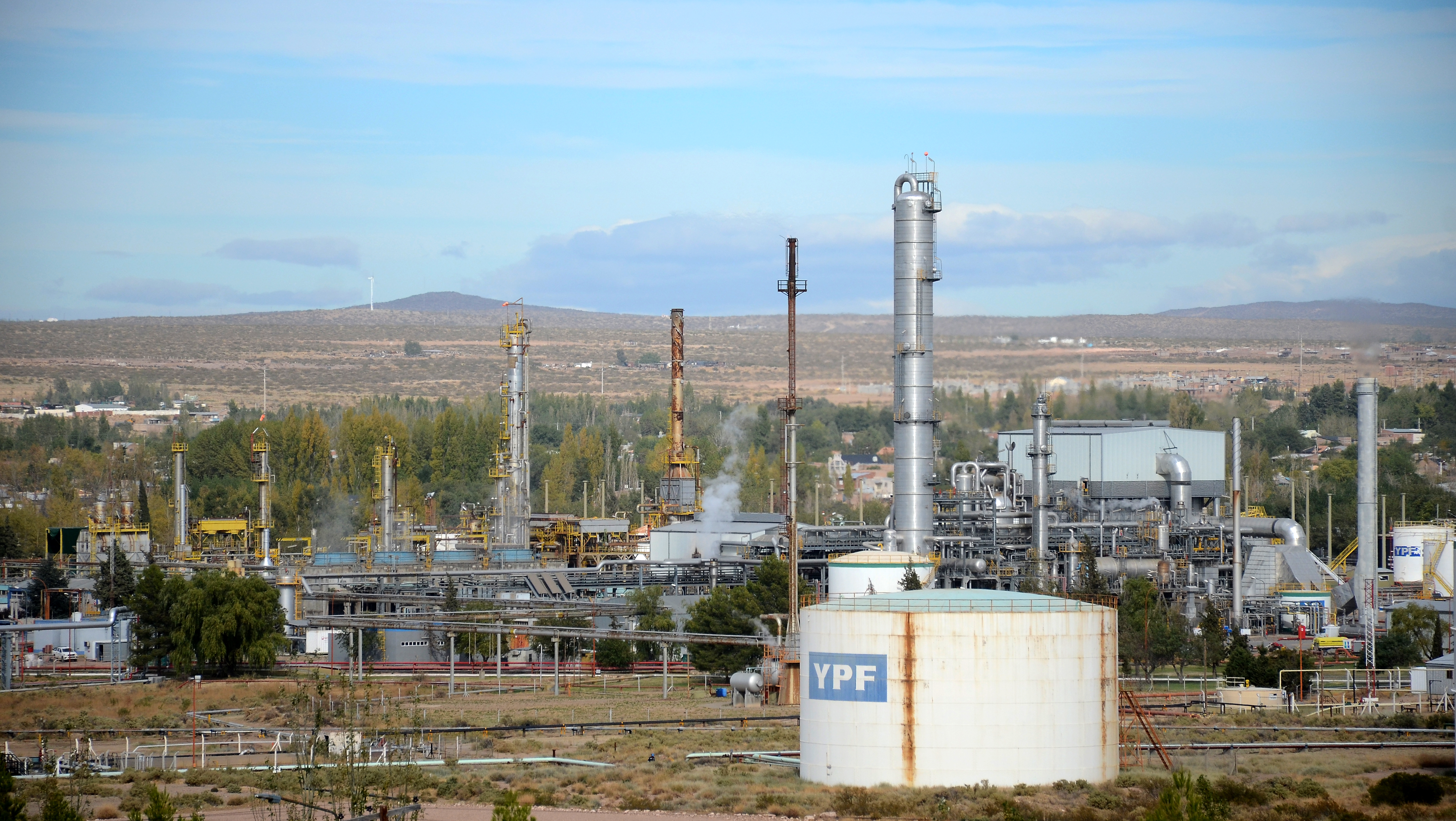 La refinería de Plaza Huincul que abastece a cuatro provincias paralizó sus actividades esta semana y no tiene fecha de reapertura.