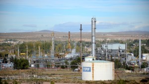 La crisis petrolera hace estragos: YPF cerró una refinería