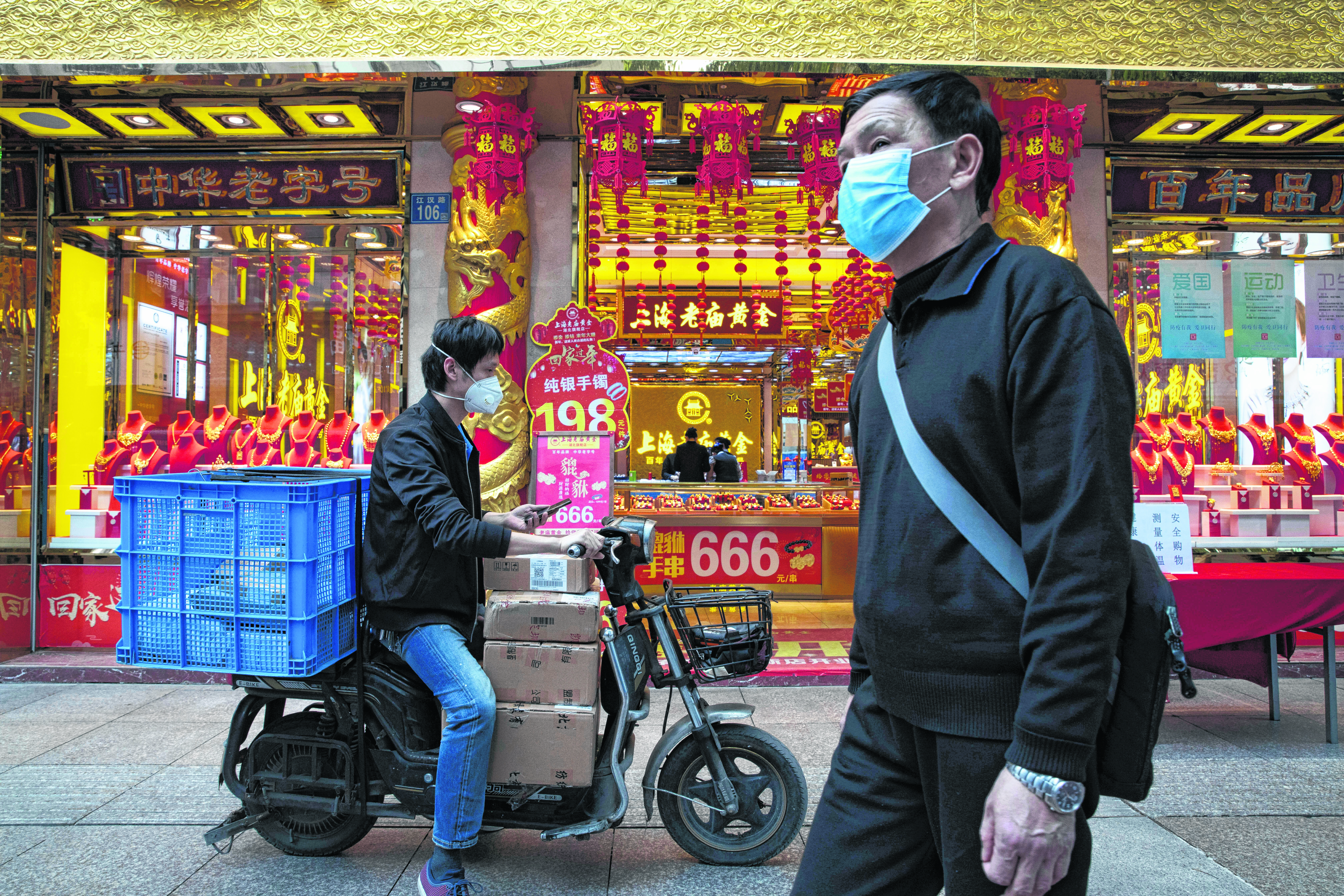 Después de dos días de calma, China volvió a registrar tres casos de coronavirus. Foto AP
