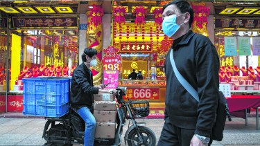 Después de dos días de calma, China volvió a registrar tres casos de coronavirus. Foto AP