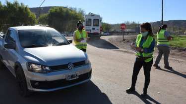 En los retenes solo se permite el paso a quienes tienen domicilio en la localidad y ahora se reducen por el número de patente. 