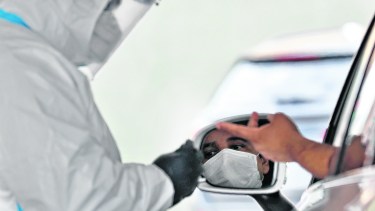 Así se realizan parte de los testeos para determinar la presencia del virus. Foto: AP.-