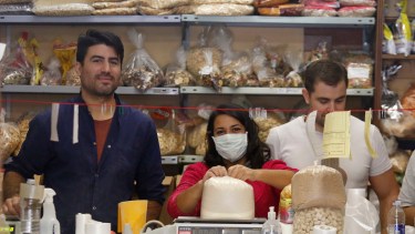 Rodeados de frutas secas y cereales. En las dietéticas se la pasan preparando bolsas con pedidos para enviar a los clientes.