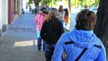 Una imagen que se repitió en todas las pescaderías. La gente desafió la cuarentena en busca de pescado. 