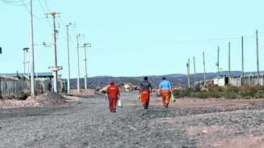 Suspensiones por fuerza mayor, asignaciones y el cobro de una Vianda Ayuda Alimentaria son los principales puntos del acuerdo petrolero. (Foto: Florencia Salto)