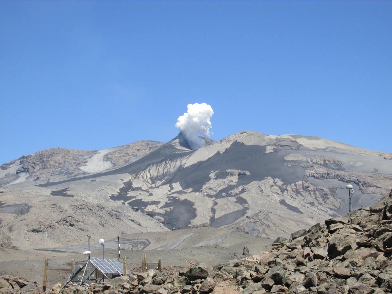 El volcán Copahue tiene manifestaciones en forma periódica. Foto Gentileza