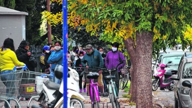 En Lamarque, la espera para poder comprar alimentos generó algunas colas, aunque se mantiene la prevención.