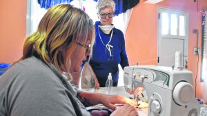 Sonia y Mayra, la madre y la hija que hacen barbijos para regalar en Río Colorado