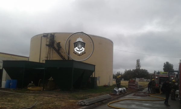 Sofocaron un incendio que se originó dentro de una cisterna que era utilizada para tratamiento de afluentes. (Foto: Gentileza).