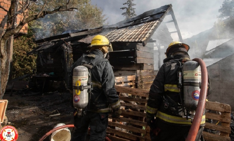 Una familia perdió todo en un incendio en la calle Weber en San Martín de los Andes. Otra vivienda aledaña se quemó en un 50%. (Foto: San Martín a Diario).