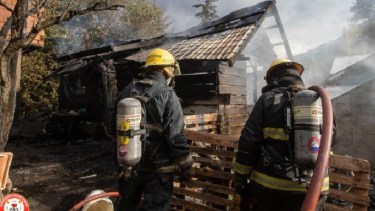 Una familia perdió todo en un incendio en la calle Weber en San Martín de los Andes. Otra vivienda aledaña se quemó en un 50%. (Foto: San Martín a Diario).