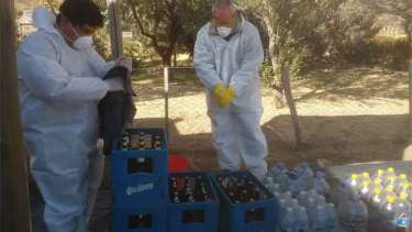 En Comallo los proveedores deben descargar la mercadería en los puestos de control de acceso a la localidad. Allí se desinfecta y luego el comerciante la puede retirar. (Foto: Gentileza).