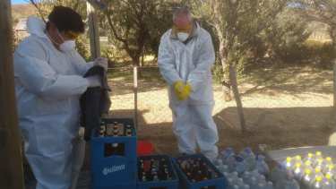 En Comallo, los proveedores deben descargar la mercadería en los puestos de control para ser desinfectada. Luego la puede retirar el comerciante local. (Foto: Municipalidad de Comallo)