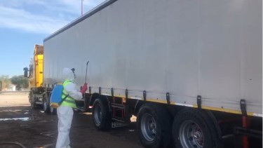 En el acceso a Los Menucos, el municipio puso un puesto de desinfección de vehículos. (Foto: José Mellado)