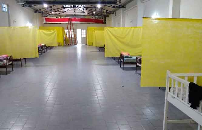 El SUM del Club Huahuel Niyeo fue acondicionado con 30 camas. (Foto: Gentileza).