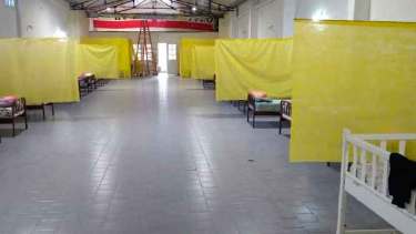El SUM del Club Huahuel Niyeo fue acondicionado con 30 camas. (Foto: Gentileza).