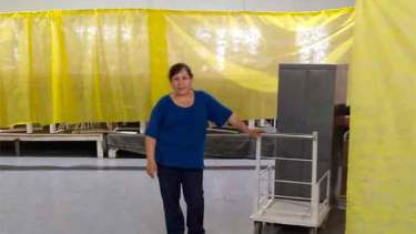 Trabajadores del nosocomio trasladaron mobiliario y otros elementos para poder atender a los pacientes. (Foto: gentileza).