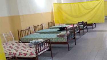 Un hotelero de Jacobacci puso a disposición 30 camas y colchones y el "grupo de mujeres solidarias" recolecto donaciones de sábanas, toallas y toallones para equipar el lugar. (Foto: gentileza).