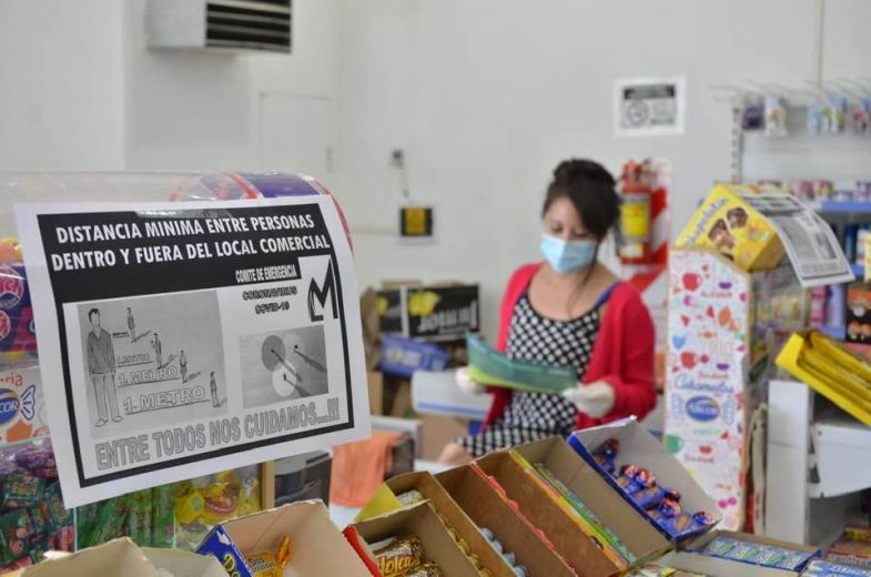 Comerciantes respetan las medidas vigentes dispuestas por el municipio. (Foto: gentileza municipalidad de Los Menucos).