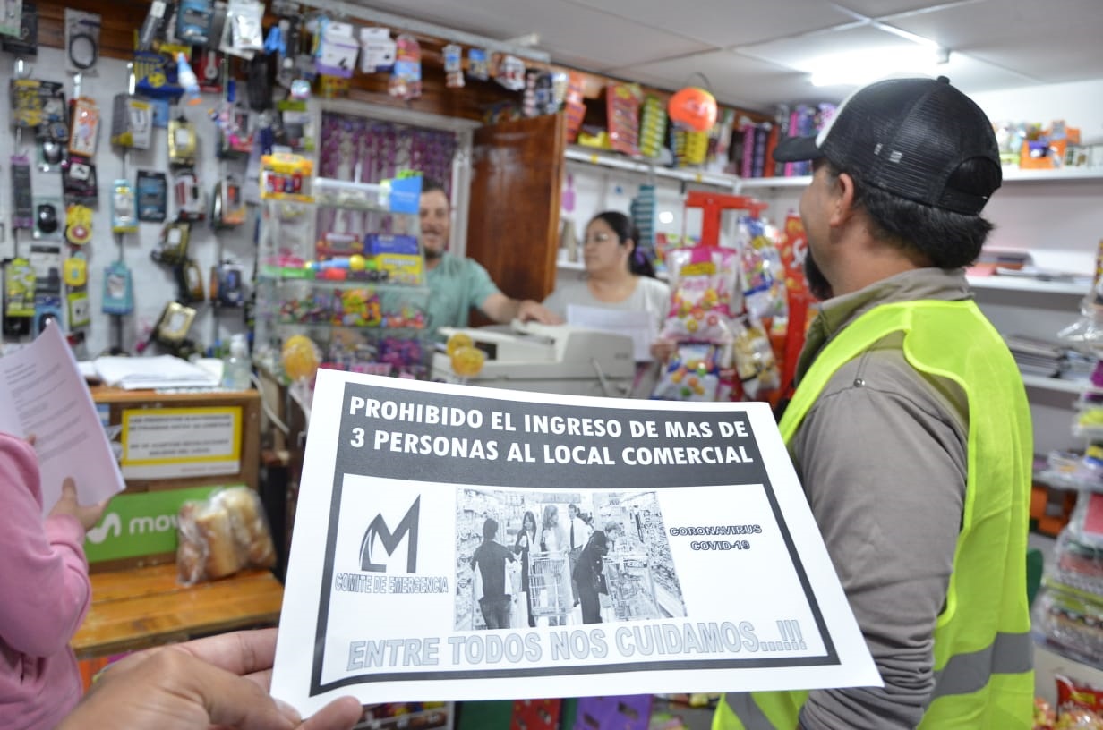 Comerciantes no podrán abrir los domingos y no permitir el ingreso de más de 3 personas por vez. (Foto: municipio de Los Menucos)