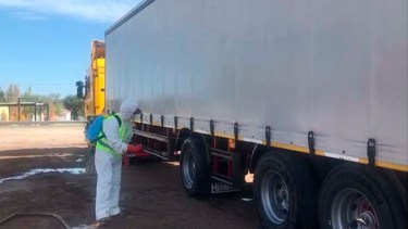 Antes del ingreso al radio urbano, los vehículos de los proveedores se desinfectan. (Foto: José Mellado)