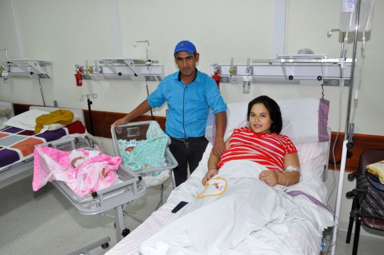La mamá Yaela y el papá Juan Lleiful permanecen junto a Samara y Abel en la sala de pediatría del hospital de Jacobacci (Foto: José Mellado)