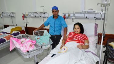 La mamá Yaela y el papá Juan Lleiful permanecen junto a Samara y Abel en la sala de pediatría del hospital de Jacobacci (Foto: José Mellado)
