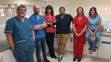 Parte del equipo médico que asistió a Yaela en el nacimiento de Samara  y Abel.   De izquierda a derecha Marcelo Sánchez  (Ginecólogo),  Fabio Kolasinsky (Ginecólogo), Alejandra Benítez (Ostetra), Esteban Grandicelli (Pediatra), Laura García (Pediatra) y  Laura Ameri  (Obstetra). Foto: José Mellado