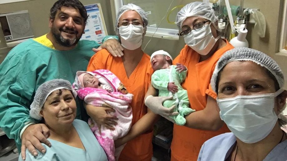 El equipo de obstetricia y pediatría posan orgullosos con Samara y Abel minutos después que nacieran en el hospital de Jacobacci. (Foto: Gentileza)
