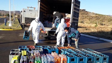 Los comerciantes no puede viajar a comprar a Bariloche. Los proveedores les llevan la mercadería hasta el puesto de control y desinfección ubicado en el ingreso a Pilcaniyeu (Foto: gentileza).