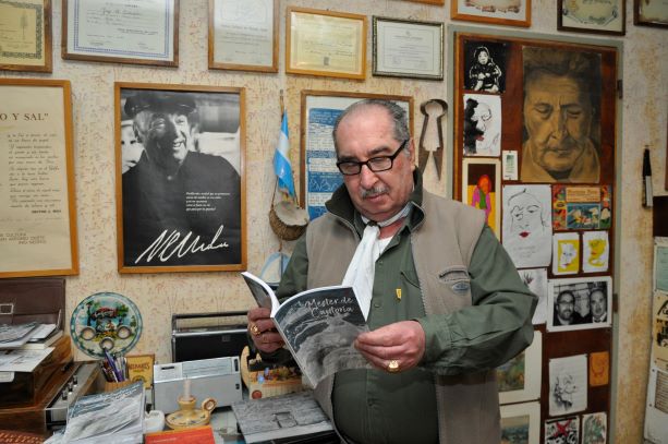 El escritor Jorge Castañeda nació en Bahía Blanca y cuando era muy pequeño su familia se radicó en Valcheta. (Foto: José Mellado).