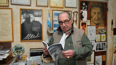 El escritor Jorge Castañeda nació en Bahía Blanca y cuando era muy pequeño su familia se radicó en Valcheta. (Foto: José Mellado).