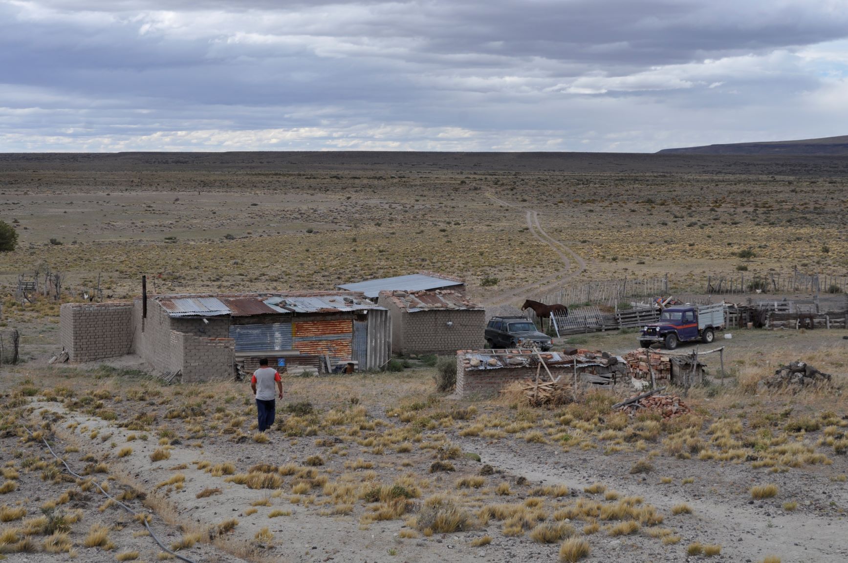 En la inmensidad de la meseta rionegrina viven dispersos unos pocos pobladores. (Foto: José Mellado).