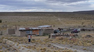 En la inmensidad de la meseta rionegrina viven dispersos unos pocos pobladores. (Foto: José Mellado).