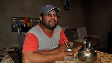 José Luis Mariguan vive en un campo del paraje Quetrequile, a unos 30 kilómetros al sur de Jacobacci. Junto a él están sus padres Elsa Rivero y Gregorio Mariguan. (Foto: José Mellado).