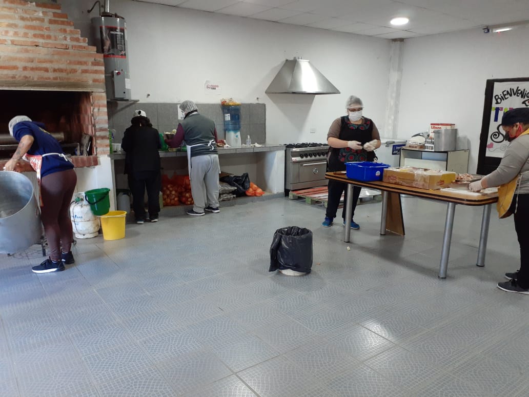 El municipio comenzó a entregar viandas con alimentos preparados. (Foto Néstor Salas)
