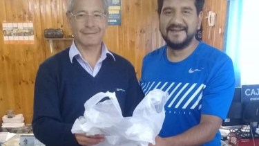 Personal de la empresa Edersa recibió mascarillas faciales fabricadas en el ITS y CET N° 26 de Jacobacci. (Foto: gentileza).