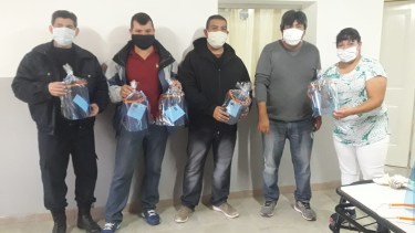 El Coordinador de la Tecnicatura Superior de Comallo, Alejandro Martín, entrego mascarillas a instituciones locales. (Foto: gentileza)