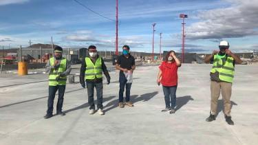 En Los Menucos, la legisladora Soraya Yahuar entregó mascarillas a trabajadores del Nodo de Cargas y Transporte y de otras instituciones locales. (Foto: gentileza).
