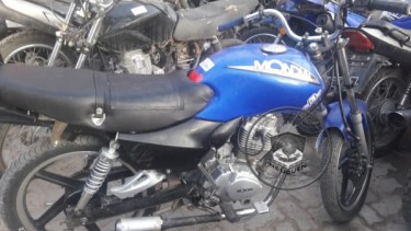 Dos jóvenes circulaban en motocicleta el domingo por la madrugada. Cuando la policía los vio, uno arrojó la moto al suelo y huyó a pie. El otro fue detenido y puesto a disposición de la Justicia. (Foto: Gentileza).